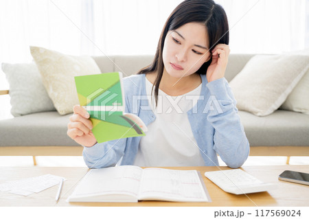 家計簿をつける女性 家計簿をつける女性 117569024