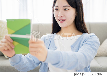 通帳を見て喜ぶ女性 通帳を見て喜ぶ女性 117569026