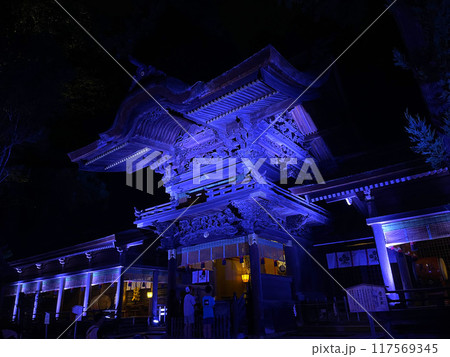 長野:夏の夜、夏詣の光に包まれる諏訪大社下社秋宮幣拝殿 117569345
