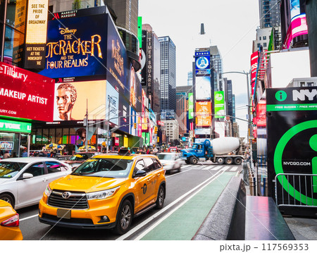 ニューヨーク　タイムズスクエア 117569353