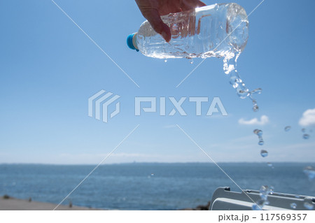 クーラーボックスからペットボトルを取り出す 117569357