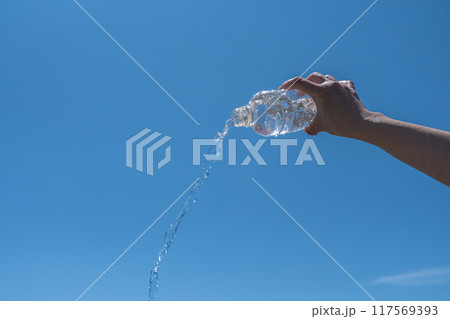 ペットボトルからあふれる水 ペットボトルからあふれる水 117569393