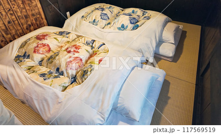 和室に敷かれた布団 117569519