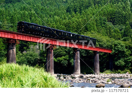 ゆふ高原線の新しい観光列車　特急かんぱち・いちろく 117570721