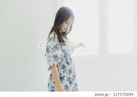 若い女性のヘアケアイメージ 若い女性のヘアケアイメージ 117570894
