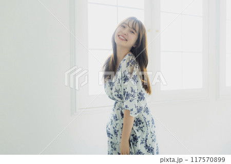 若い女性のヘアケアイメージ 若い女性のヘアケアイメージ 117570899