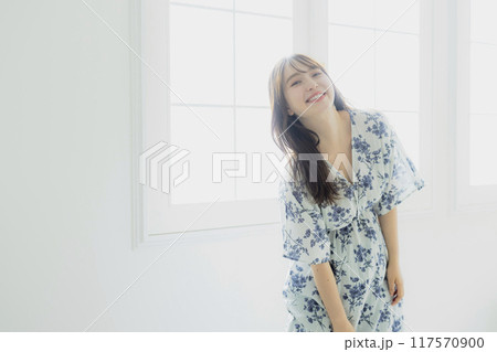 若い女性のヘアケアイメージ 117570900