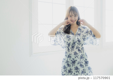 若い女性のヘアケアイメージ 117570901