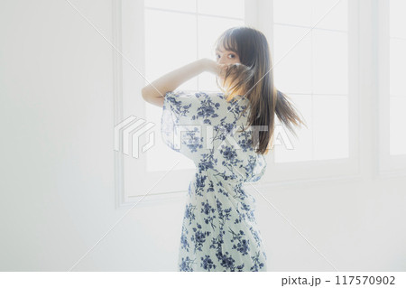 若い女性のヘアケアイメージ 若い女性のヘアケアイメージ 117570902