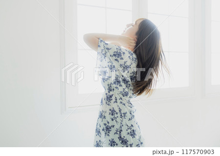 若い女性のヘアケアイメージ 若い女性のヘアケアイメージ 117570903