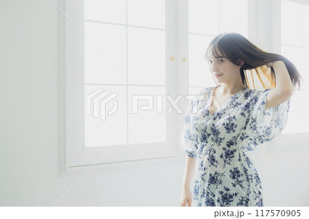 若い女性のヘアケアイメージ 若い女性のヘアケアイメージ 117570905