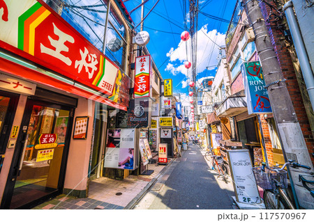 日本の東京都市景観 8月。三軒茶屋駅すぐの飲み屋街「すずらん通」などを望む 117570967