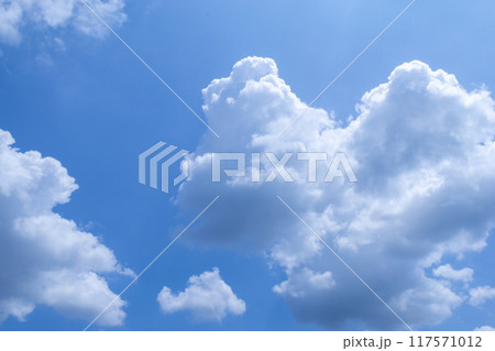 夏の青い空と白い雲 夏の青い空と白い雲 117571012