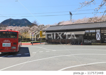 福岡県朝倉郡東峰村の日田彦山線BRT宝珠山駅と赤いバス 117571449