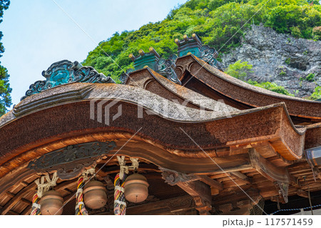 奈良県生駒市　宝山寺の拝殿 117571459