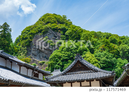 奈良県生駒市　宝山寺と岸壁 117571469