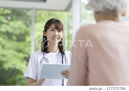診察をする笑顔の女性医師 117572780