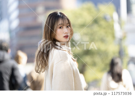 カメラ目線の20代の女性　 117573036