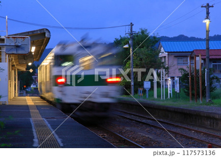 夕闇に染まる烏山駅に到着する烏山線キハ40形気動車_2009/9/5撮影 夕闇に染まる烏山駅に到着する烏山線キハ40形気動車_2009/9/5撮影 117573136