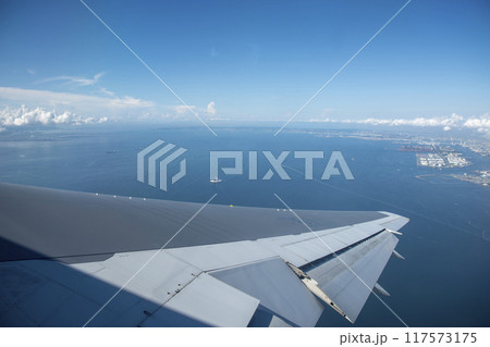 空港を飛び立って旋回中の飛行機 117573175