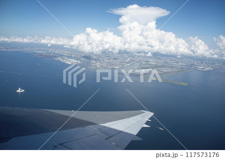 空港を飛び立って旋回中の飛行機 117573176