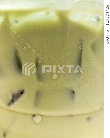 水滴の付いた抹茶ラテが入ったカップのアップ 117573426