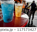 屋外で飲むカクテルドリンク 117573427