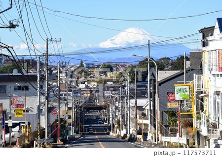 藤沢市善行の街並み　石名坂善行線からの積雪富士山 117573711
