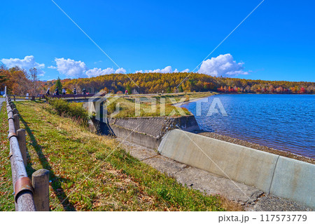 秋の長野県立科町の女神湖の南側湖畔からの眺望 秋の長野県立科町の女神湖の南側湖畔からの眺望 117573779