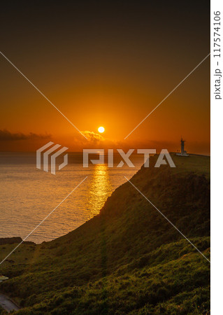 与那国の風景　東崎灯台と日の出 117574106