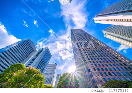 日本の東京都市景観 航空機が新宿上空を通過…奥に都庁。インバウンド復活、新時代へ希望の光＝8月20日 117575153
