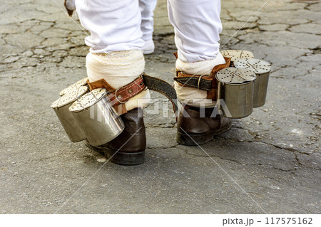 Rattle attached to the feet of the rhythmist 117575162