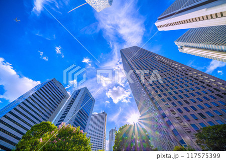 日本の東京都市景観 航空機が新宿上空を通過…奥に都庁。インバウンド復活、新時代へ希望の光＝8月20日 117575399