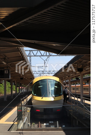 近鉄志摩線・賢島駅に停車する特急電車 近鉄志摩線・賢島駅に停車する特急電車 117575717