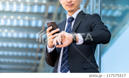 腕時計を見る日本人男性ビジネスマン 117575817