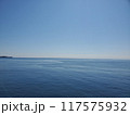 晴れた日の海と空と水平線 117575932