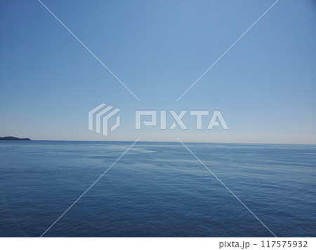 晴れた日の海と空と水平線 晴れた日の海と空と水平線 117575932