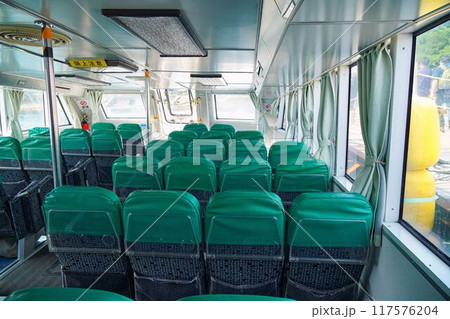 小型船の船内 117576204