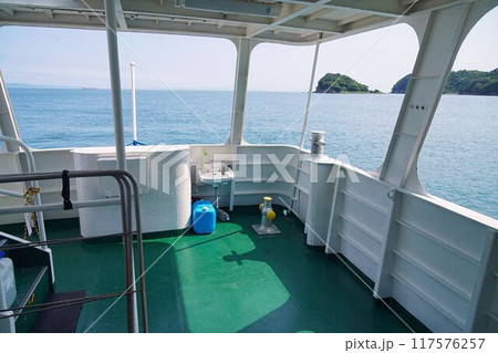 小型船の船内 小型船の船内 117576257