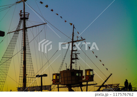 大阪南港の夕暮れ時 117576762