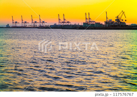 大阪南港の夕暮れ時 117576767