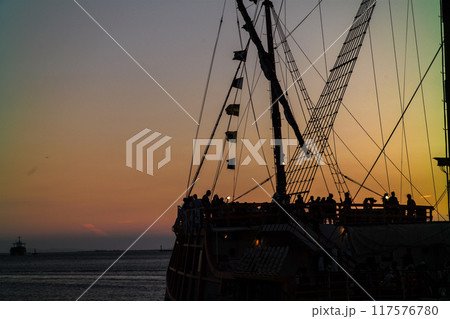 大阪南港の夕暮れ時 117576780