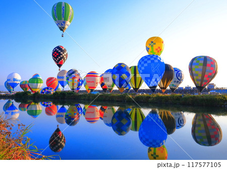 【佐賀県】シンメトリーな佐賀インターナショナルバルーンフェスタの一斉離陸 117577105