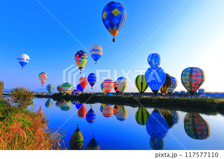 【佐賀県】シンメトリーな佐賀インターナショナルバルーンフェスタの一斉離陸 117577110