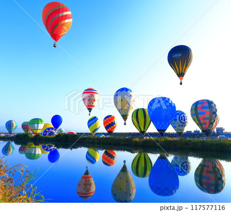 【佐賀県】シンメトリーな佐賀インターナショナルバルーンフェスタの一斉離陸 【佐賀県】シンメトリーな佐賀インターナショナルバルーンフェスタの一斉離陸 117577116