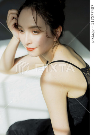 黒いドレスの女性のポートレート 黒いドレスの女性のポートレート 117577487
