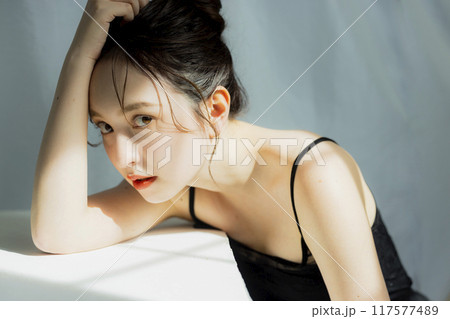 黒いドレスの女性のポートレート 117577489