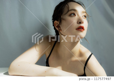 黒いドレスの女性のポートレート 黒いドレスの女性のポートレート 117577497
