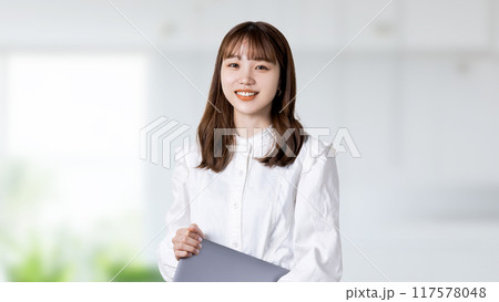 ノートパソコンを持つ若い日本人ビジネスウーマン 117578048