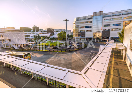 日本の藤沢都市景観　7月。東海道本線　辻堂駅前のバスロータリーなどを望む…＝21日 117578387